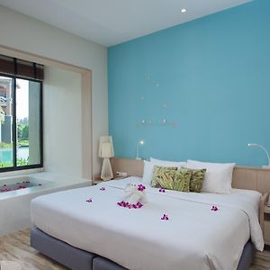 Deluxe Suite Pool Access Jacuzzi